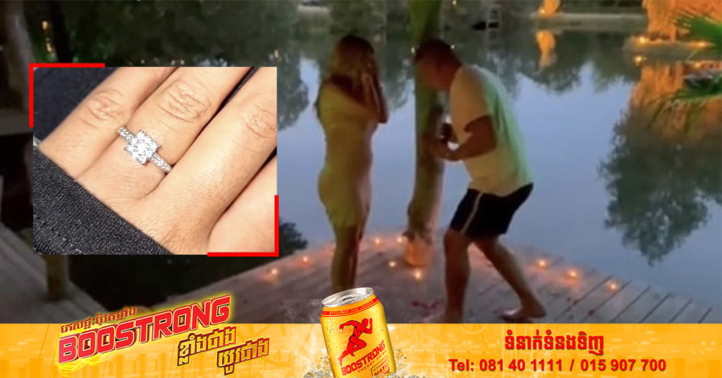 បុរសជនជាតិអង់គ្លេសម្នាក់ ធ្វើឱ្យចិញ្ចៀនជ្រុះធ្លាក់ចូលទៅក្នុងទឹក ខណៈពេលដែលលុតជង្គង់សុំមិត្តស្រីរៀបការ