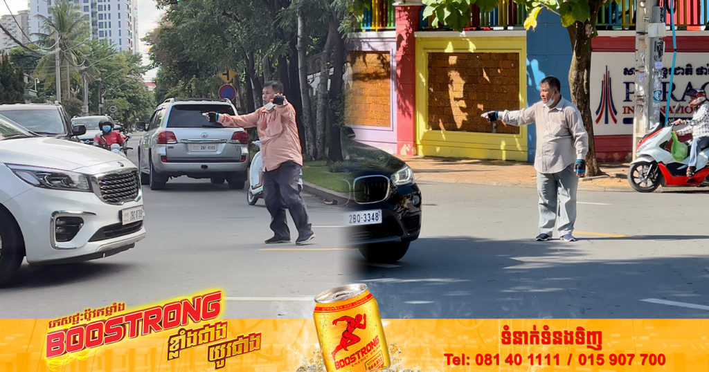 ឃើញផ្លូវស្ទះជាប្រចាំ លោកពូម្នាក់សុខចិត្តផ្អាករត់ម៉ូតូឌុបសិនមកជួយសម្រួលចរាចរណ៍ ដោយមិនគិតនឿយហត់ ទាំងក្នុងគ្រួសារមានជីវភាពខ្វះខាត និងមានកូនឈឺក្នុងបន្ទុកត្រូវផឹកថ្នាំជាប្រចាំ