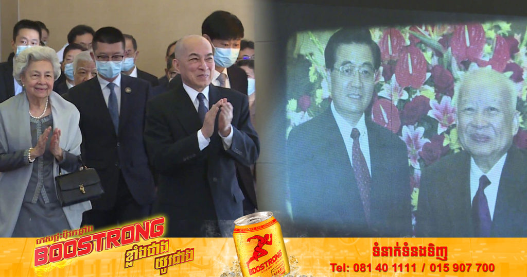 ព្រះមហាក្សត្រ និងសម្តេចម៉ែ ស្តេចយាងជាព្រះរាជាធិបតីដ៏ខ្ពង់ខ្ពស់បំផុត ក្នុងព្រះរាជពិធីខួប ១០០ ព្រះវស្សា នៃការប្រសូត ព្រះករុណាព្រះមហាវីរក្សត្រ នរោត្តម សីហនុ ព្រះបរមរតនកោដ្ឋ