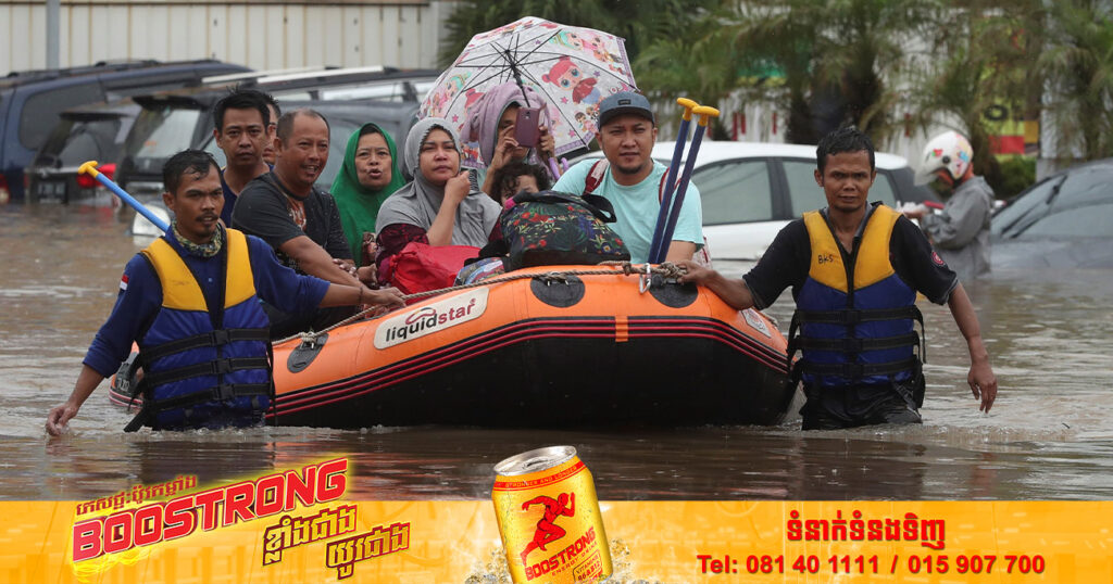 ជំនន់ទឹកភ្លៀងបានជន់លិចសាលារៀនមួយនៅឥណ្ឌូនេស៊ីយ៉ាងឆាប់រហ័សបំផុតនិងបានផ្តាច់យកជីវិតកូនសិស្សចំនួន ៣នាក់ (មានវីដេអូ)