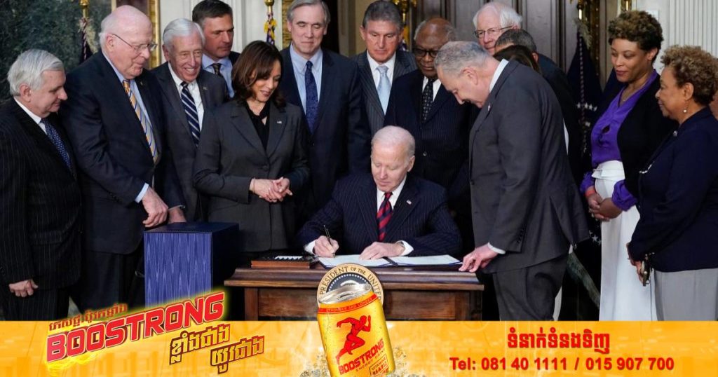 លោក ចូ បៃឌិន ចុះហត្ថលេខាទាំងកណ្តាលយប់ដើម្បីបើកផ្លូវឲ្យរដ្ឋាភិបាលអាមេរិកអាចផ្តល់ជំនួយ ១២,៣ពាន់លានដុល្លារបន្ថែមទៀតទៅកាន់អ៊ុយក្រែន