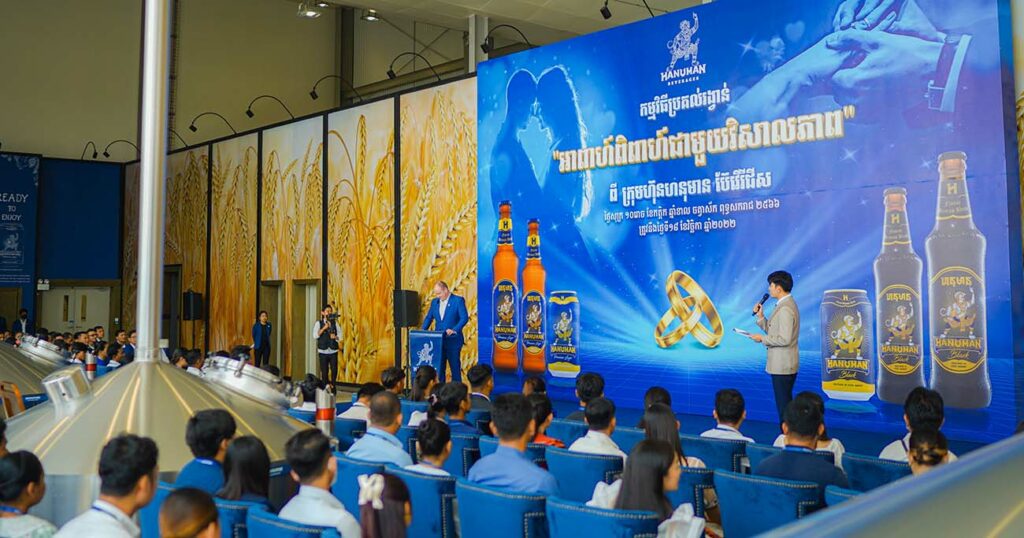 អបអរសាទរដល់ស្វាមីភរិយា ដែលឈ្នះរង្វាន់ ពីកម្មវិធី «អាពាហ៏ពិពាហ៏ ជាមួយវិសាលភាព» ពី ក្រុមហ៊ុន ហនុមាន ប៊ែរវើរីជីស