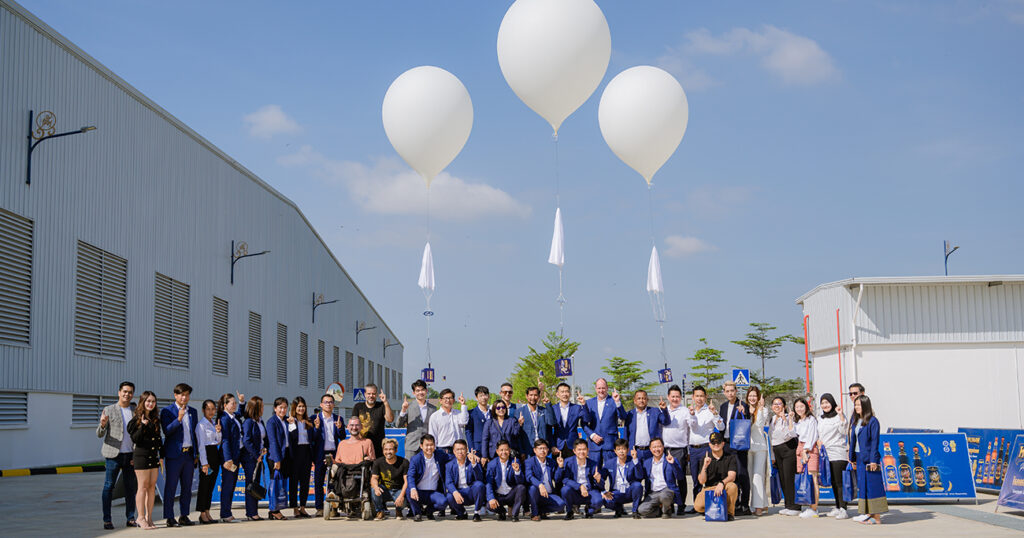 ការបង្ហោះស្រាបៀរដំបូងគេបង្អស់នៅប្រទេសកម្ពុជាទៅលំហអាកាស ជាមួយកំប៉ុងស្រាបៀរហនុមាន ព្រីមៀម ឡាហ្គឺ!