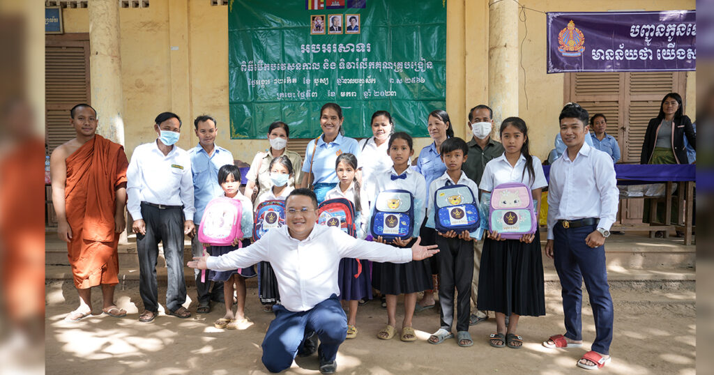 លោកបណ្ឌិត អ៉ី ពិសិដ្ឋ ក្រុមប្រឹក្សាភិបាល ក្រុមហ៊ុន បុស្បា ប្រផឹធី ក្នុងថ្ងៃខួបកំណើត ចំណាយពេលវេលាផ្ទាល់ខ្លួន មកស្រុកកំណើតចែកអំណោយដល់សិស្សានុសិស្សឆ្នើម