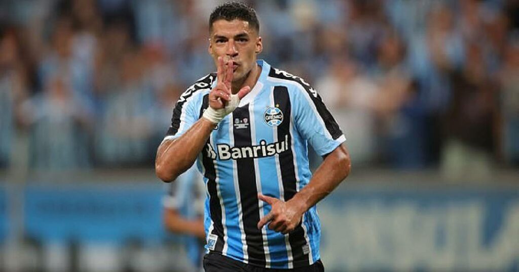 Luis Suarez ធ្វើឲ្យកក្រើកនៅប្រេស៊ីលដោយរូបគេអាចរកបាន​ hat-trick ត្រឹមតង់ទី ១ ក្នុងការបង្ហាញខ្លួនជាលើកដំបូងឲ្យក្លឹបថ្មី