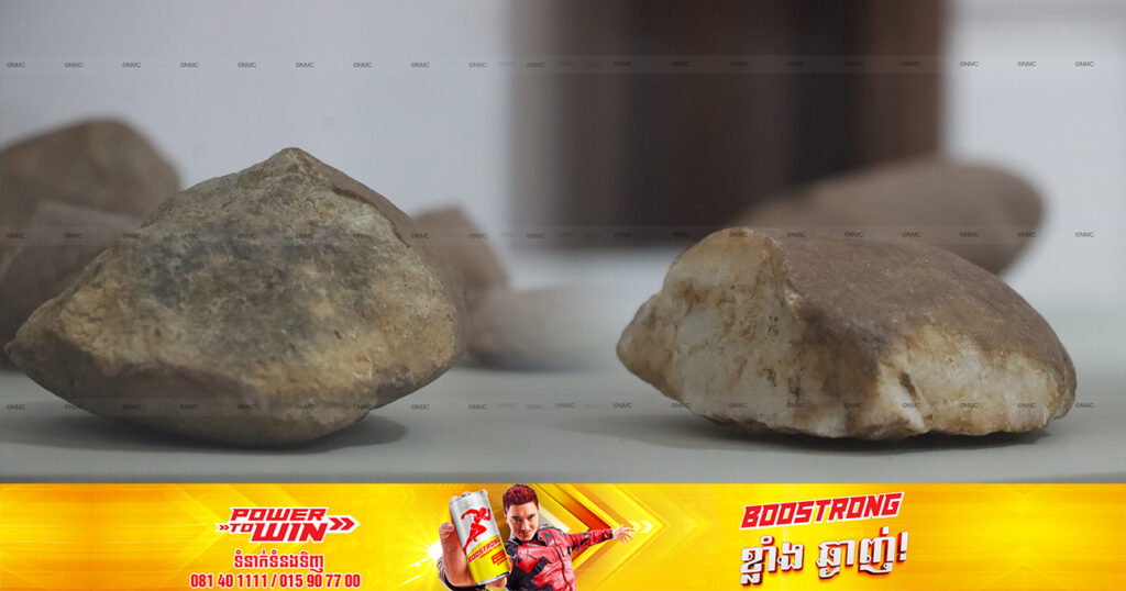 ឧបករណ៍ក្រួស ត្រូវបានអ្នកស្រាវជ្រាវរកឃើញនៅក្នុងល្បាក់ដីល្បាប់ចាស់ៗនៃទន្លេធំ នាខេត្តស្ទឹងត្រែង និងខេត្តក្រចេះក្នុងឆ្នាំ១៩៦៣