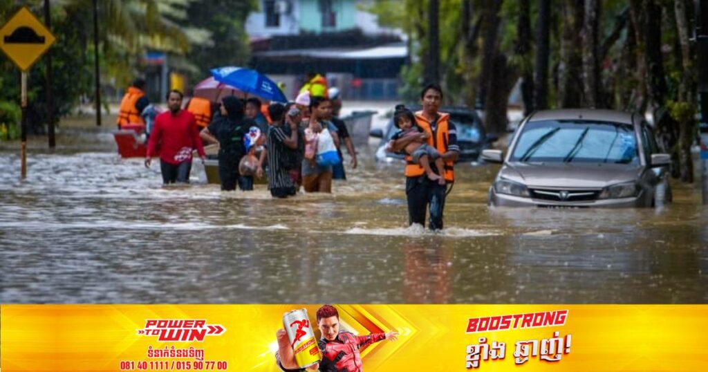ពលរដ្ឋម៉ាឡេស៊ីដែលត្រូវបង្ខំចិត្តជម្លៀសខ្លួនដោយសារជំនន់ទឹកភ្លៀងបានកើនឡើងដល់ជាង ២,៧ម៉ឺននាក់ ខណៈភ្លៀងនឹងបន្តធ្លាក់ខ្លាំងរហូតដល់ចុងសប្តាហ៍នេះ