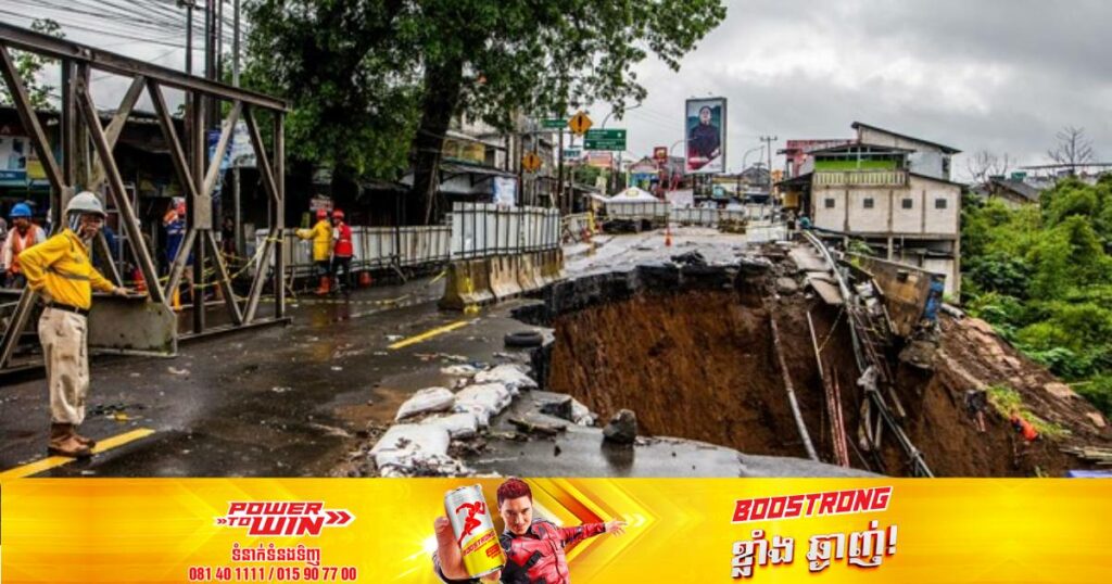 ហេតុការណ៍បាក់ដីដ៏ឆាប់រហ័សមួយបានបណ្ដាលឱ្យពលរដ្ឋឥណ្ឌូនេស៊ី ១៥នាក់បាត់បង់ជីវិត ខណៈជាច្រើននាក់ផ្សេងទៀតកំពុងបាត់ខ្លួន