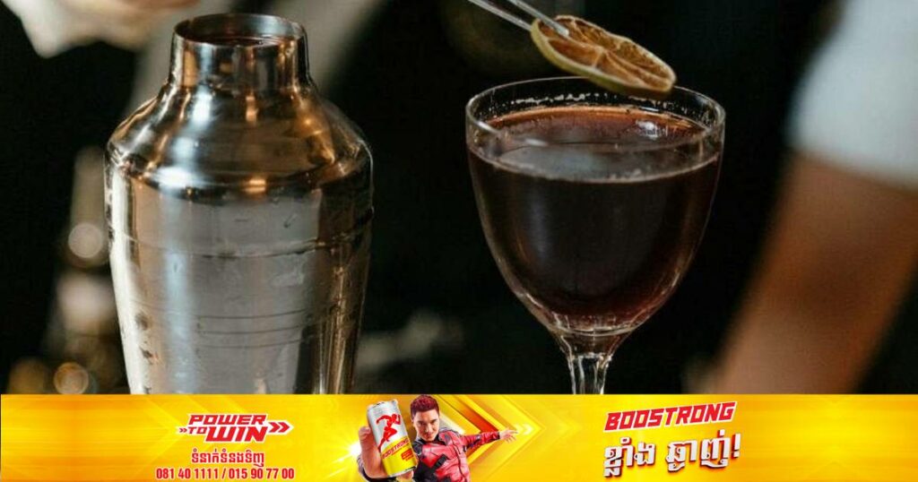 បុគ្គលិកម្នាក់ត្រូវបឈ្ឈប់ពីការងារជាបន្ទាន់ក្រោយធ្វើសកម្មភាពលួចលាយឈាមខ្លួនឯងនៅក្នុងស្រាក្រឡុកដើម្បីឲ្យភ្ញៀវទទួលទាន