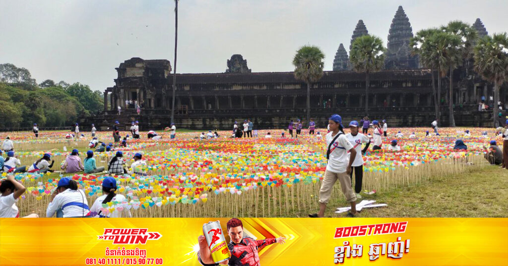 ក្រុមសាក្សីបេះដូង ចាប់ផ្តើមរាប់បេះដូងដែលបានរៀបចំរួចក្នុង «សួនបេះដូង» នៅបរិវេណប្រាសាទអង្គរវត្ត ដើម្បីបំបែកកំណត់ត្រាពិភពលោក