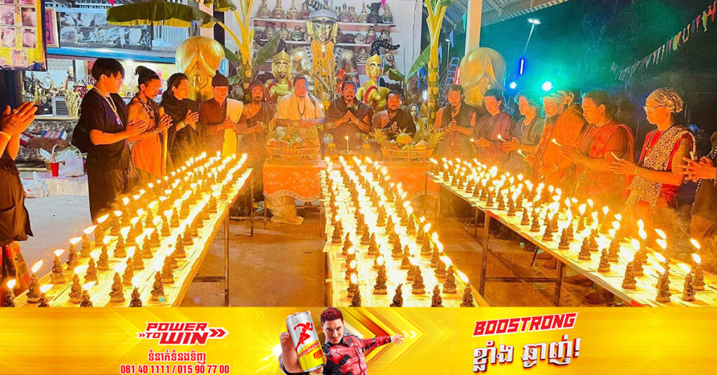 បុរសចិនម្នាក់ជួលស្រីស្អាត ១០នាក់ឲ្យទៅរាំនៅមុខរូបសំណាក់អ្នកតាជាច្រើនអង្គដើម្បីថ្វាយលាបំណន់ (មានវីដេអូ)