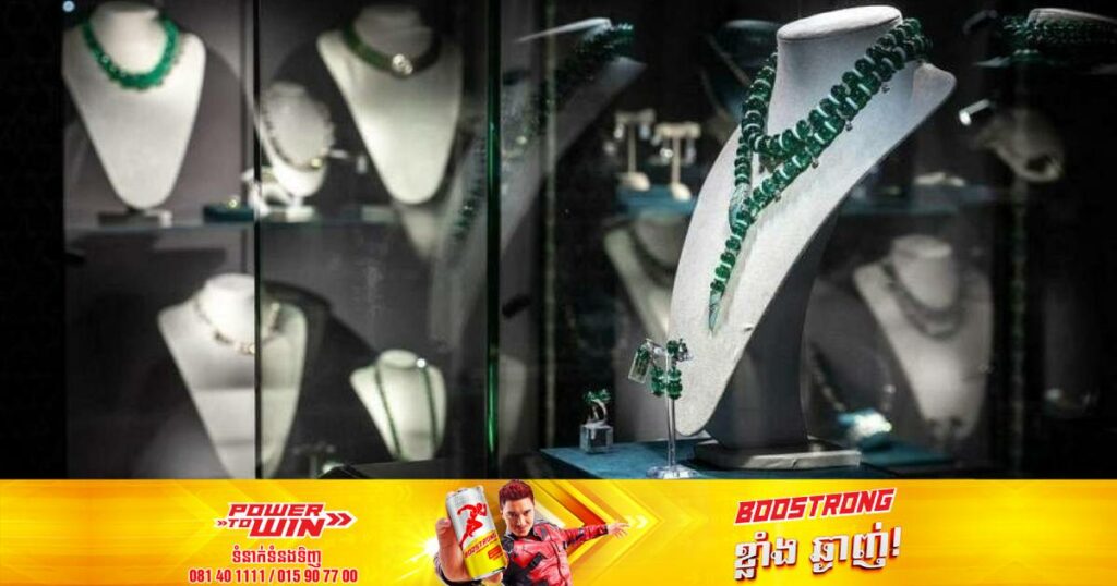 គ្រឿងអលង្ការប្រណិតមួយឈុតត្រូវដាក់លក់ក្នុងតម្លៃជាង ១៦០លានដុល្លារ ដែលជាតម្លៃបំបែកកំណត់ត្រាពិភពលោក