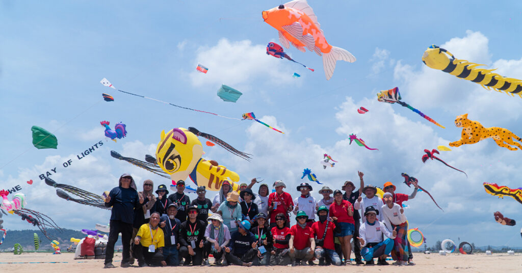 ព្រឹត្តិការណ៍ SkyFest 2023 មហោស្រពខ្លែងអន្តរជាតិលើកដំបូងរបស់កម្ពុជាទាក់ទាញភ្ញៀវទេសចរណ៍ជាង ១ ម៉ឺននាក់នៅ Bay of Lights ខេត្តព្រះសីហនុ