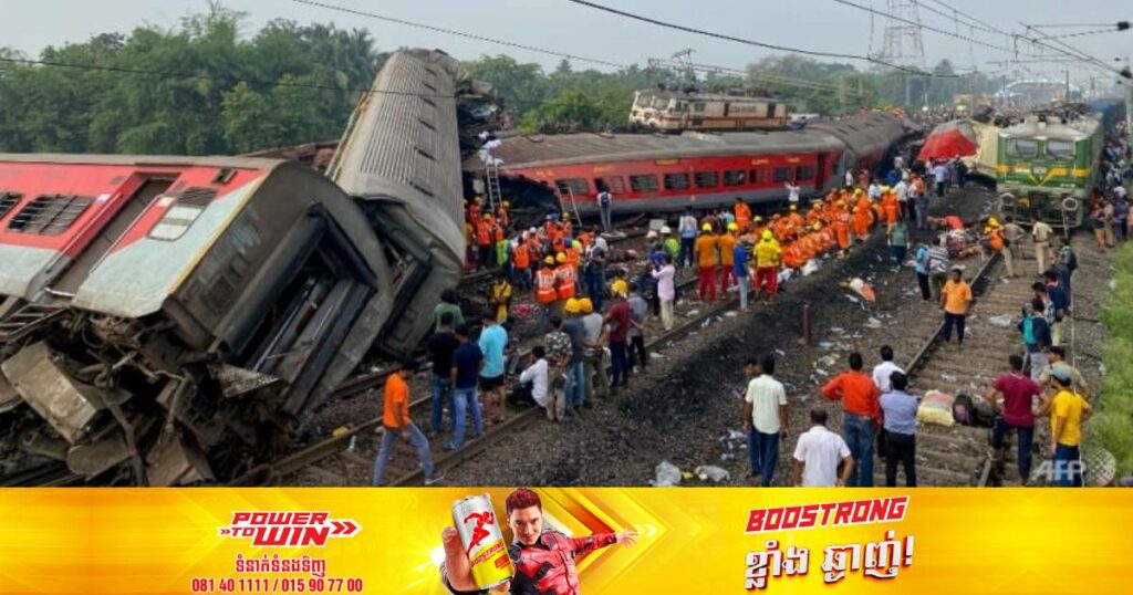 ពលរដ្ឋជាង ២០០នាក់បានបាត់បង់ជីវិត និងជាង ៩០០នាក់រងរបួសក្នុងហេតុការណ៍ក្រឡាប់រថភ្លើងមួយខ្សែនៅឥណ្ឌា