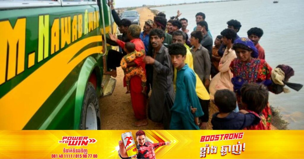 ព្យុះស៊ីក្លូនបានបង្ខំឲ្យពលរដ្ឋឥណ្ឌានិងប៉ាគីស្ថានជាង ១សែននាក់ធ្វើការជម្លៀសខ្លួន ខណៈ ៧នាក់បានបាត់បង់ជីវិត