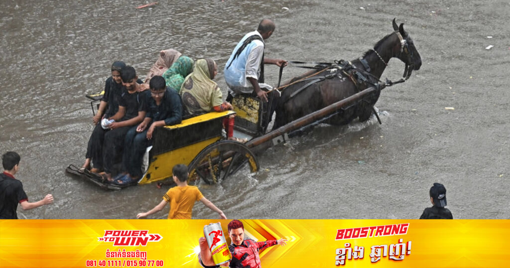 គ្រោះទឹកជំនន់ និងការរអិលបាក់ដី បានបណ្ដាលឱ្យមនុស្សយ៉ាងហោចណាស់ ១៥នាក់បាត់បង់ជីវិត នៅប្រទេសឥណ្ឌា