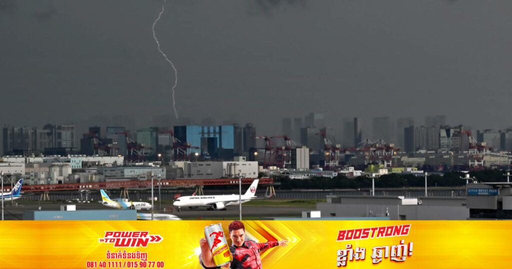 ជប៉ុនសម្រេចលុបចោលជើងហោះហើរជាង​ ៥០០ជើងជាបន្ទាន់ និងណែនាំឲ្យពលរដ្ឋជាង ៧០ម៉ឺននាក់ធ្វើការជម្លៀសខ្លួន ក្រោយការមកដល់នូវព្យុះទីហ្វុង Khanun