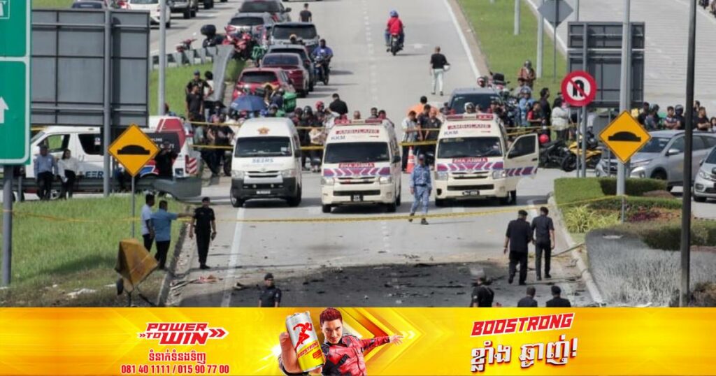 មនុស្ស ១០នាក់បានបាត់បង់ជីវិតនៅក្នុងហេតុការណ៍យន្តហោះធ្លាក់ទៅបុករថយន្តនិងម៉ូតូលើផ្លូវ Highway ក្នុងប្រទេសម៉ាឡេស៊ី