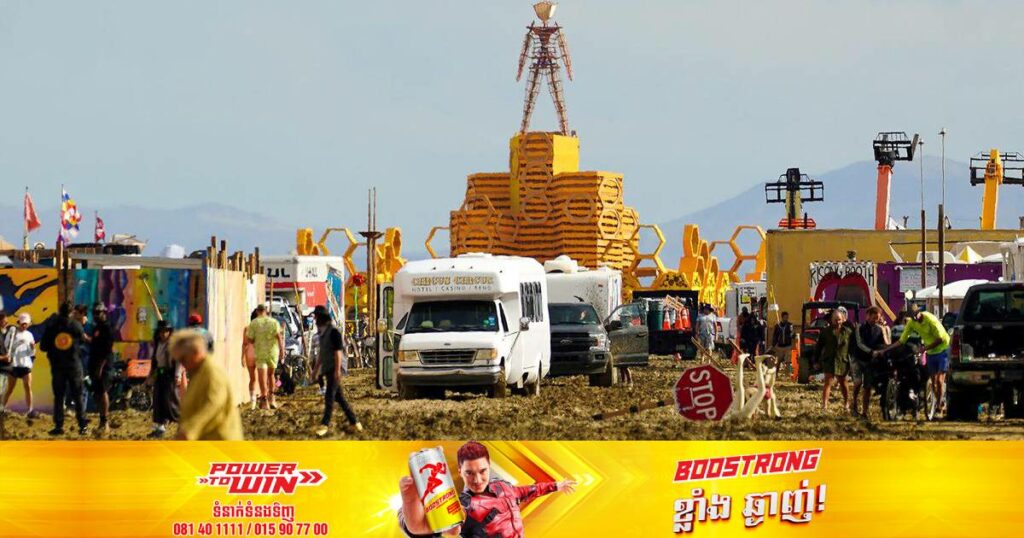 ព្យុះភ្លៀងមួយមេធំនៅអាមេរិកបណ្តាលឲ្យអ្នកចូលរួមពិធីបុណ្យ Burning Man ម្នាក់បាត់បង់ជីវិត​ និងជាច្រើនម៉ឺននាក់ផ្សេងទៀតត្រូវជាប់នៅក្នុងភក់