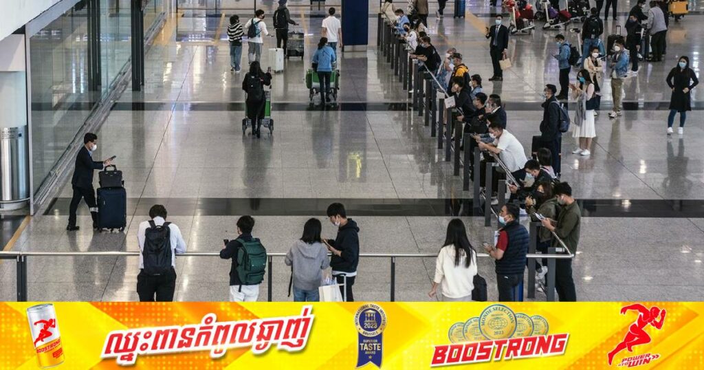 សមាជិកព្រឹទ្ធសភាអាមេរិកម្នាក់ត្រូវចាប់ខ្លួននៅព្រលានយន្តហោះក្រុងហុងកុងពីបទកាន់កាប់អាវុធខុសច្បាប់ ខណៈរូបលោកប្រឈមនឹងការជាប់ពន្ធនាគាររហូតដល់ ១៤ឆ្នាំ