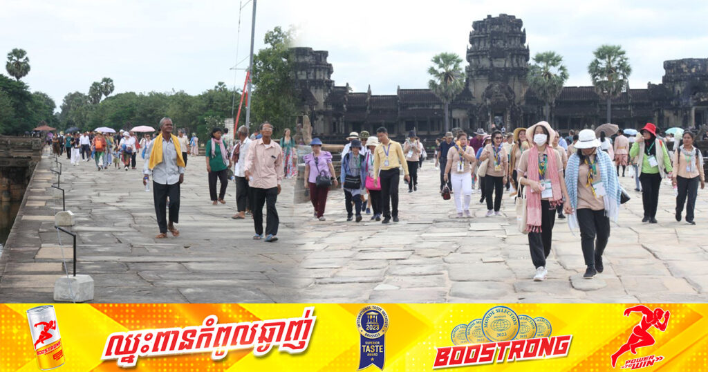 ភ្ញៀវទេសចរជាតិ និងអន្តរជាតិ បង្ហាញពីមោទកភាពនៅពេលបានដើរឆ្លងកាត់ស្ពានហាលប្រាសាទអង្គរវត្ត