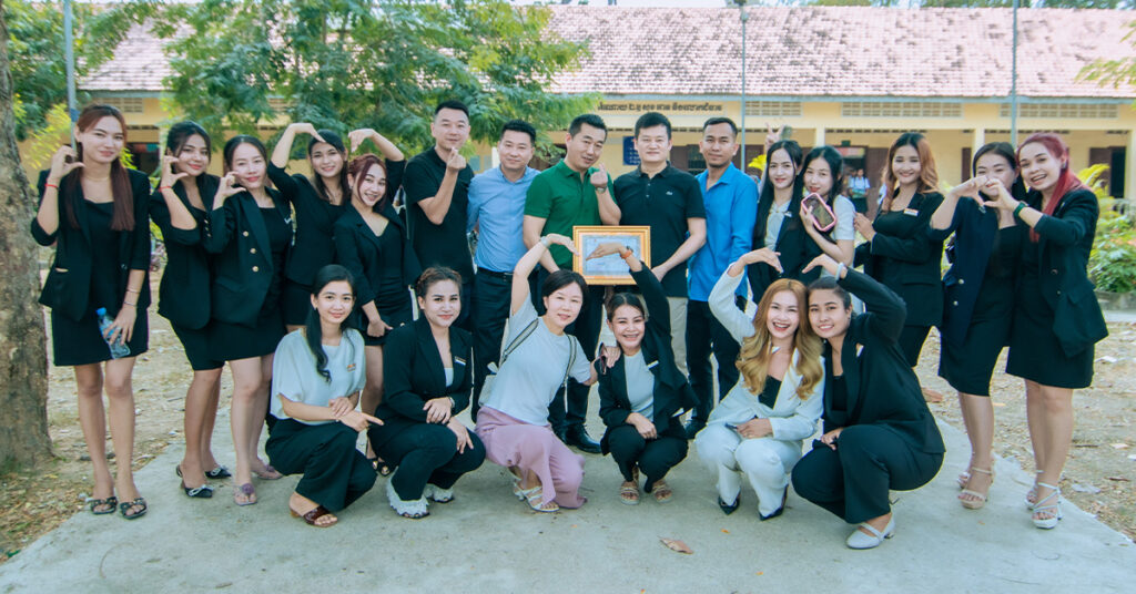 មជ្ឈមណ្ឌល កែសម្ផស្ស ឡឺរ៉ូស ផ្តល់អំណោយដល់សិស្សានុសិស្សនៃបឋមសិក្សា ជួស ក្នុងស្រុកទ្រាំង ខេត្តតាកែវ