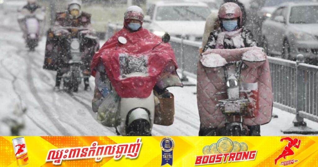 អ្នកបើករថយន្តម្នាក់បានជាប់នៅលើផ្លូវអស់ ៣ថ្ងៃ ខណៈមនុស្ស ២នាក់បានបាត់បង់ជីវិតក្នុងគ្រោះថ្នាក់បង្កឡើងដោយព្យុះព្រិលទឹកកនៅប្រទេសចិន