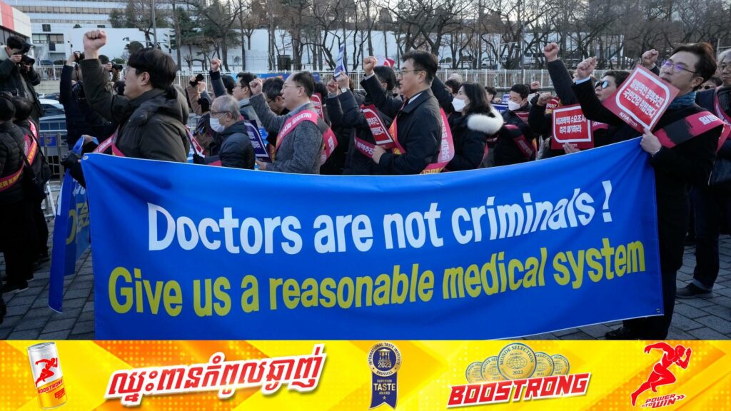 រដ្ឋាភិបាលកូរ៉េខាងត្បូងព្រមានផ្អាកការងារក្រុមវេជ្ជបណ្ឌិតកម្មសិក្សា បើពួកគេមិនព្រមត្រលប់ទៅធ្វើការងារវិញនៅចុងខែកុម្ភៈនេះ