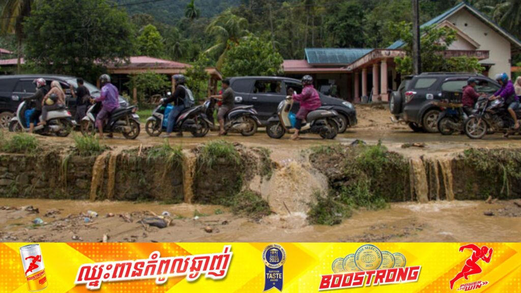 មនុស្ស ២១នាក់បានបាត់បង់ជីវិតនិង ៦នាក់កំពុងបាត់ខ្លួនក្នុងហេតុការណ៍បាក់ដីនិងទឹកជំនន់នៅលើកោះស៊ូម៉ាត្រា