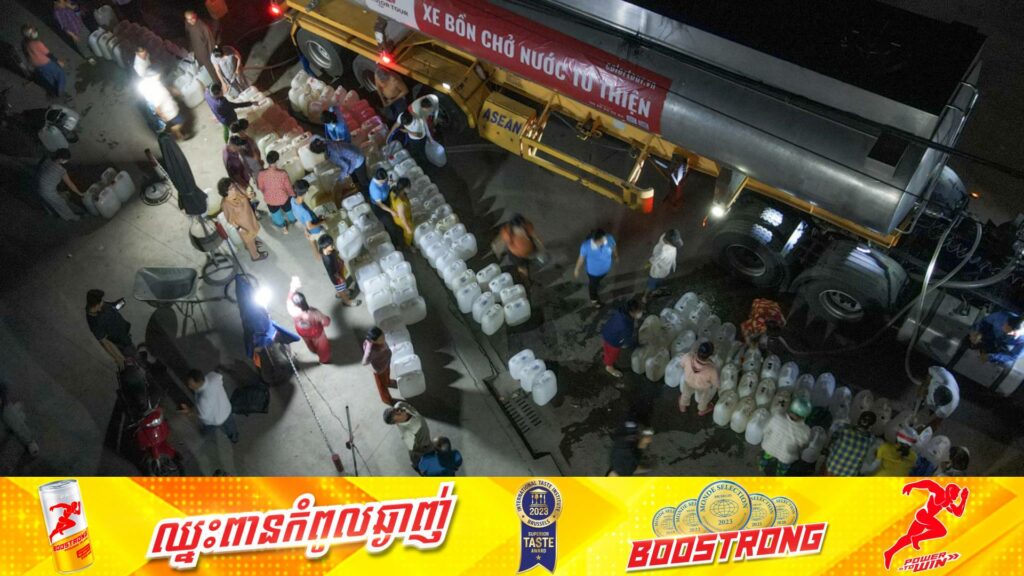 ពលរដ្ឋវៀតណាមដែលរងផលប៉ះពាល់ពីគ្រោះរាំងស្ងួតរាប់ពាន់នាក់សុខចិត្តមករង់ចាំពេញមួយយប់ដើម្បីទទួលបានជំនួយទឹកសប្បុរធម៌យកទៅប្រើប្រាស់