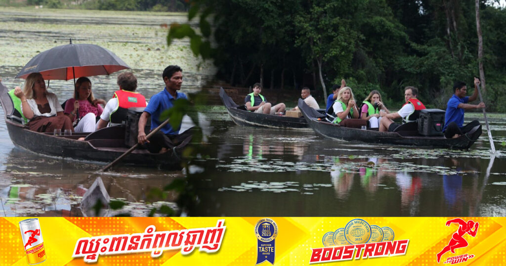 ទិដ្ឋភាពភ្ញៀវទេសចរ ជិះទូកកម្សាន្តនៅបារាយណ៍ជយតាដាក ឬបារាយណ៍នាគព័ន្ធ