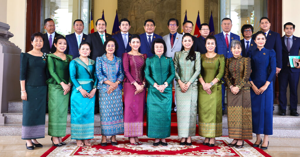 សម្តេចមហារដ្ឋសភាធិការធិបតី ឃួន សុដារី អនុញ្ញាតឱ្យលោកជំទាវអ្នកឧកញ៉ា ម៉ៅ ចំណាន គិត ម៉េង ដឹកនាំគណៈប្រតិភូសមាគមសិល្បករខ្មែរ ចូលជួបសម្តែងការគួរសម និងពិភាក្សាការងារ