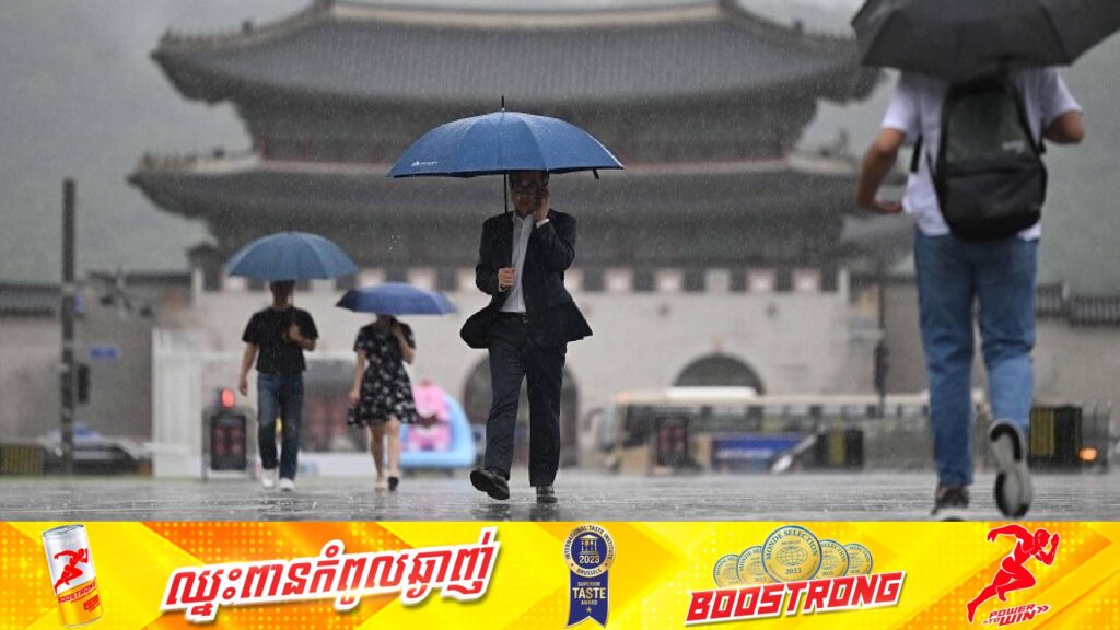 ព្យុះភ្លៀងបានបង្ខំឱ្យពលរដ្ឋកូរ៉េខាងត្បូងជាង ១,៥០០នាក់ត្រូវជម្លៀសខ្លួន នាវាដឹកអ្នកដំណើរ ៧៧គ្រឿងត្រូវជាប់គាំងនៅលើសមុទ្រ ខណៈជើងហោះហើរ ១៦ជើងត្រូវបានលុបចោលជាបន្ទាន់