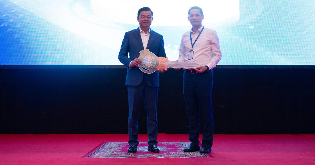 ក្រុមហ៊ុន ជីប ម៉ុង ឧបត្ថម្ភម៉ូតូ HONDA DREAM ថ្មី ចំនួន ៥ គ្រឿងនិងភេសជ្ជៈ សម្រាប់កម្មវិធីលើកទិសដៅការងារក្រសួងឧស្សាហកម្មវិទ្យាសាស្ត្រ បច្ចេកវិទ្យា និងនវានុវត្តន៍ ឆ្នាំ២០២៥