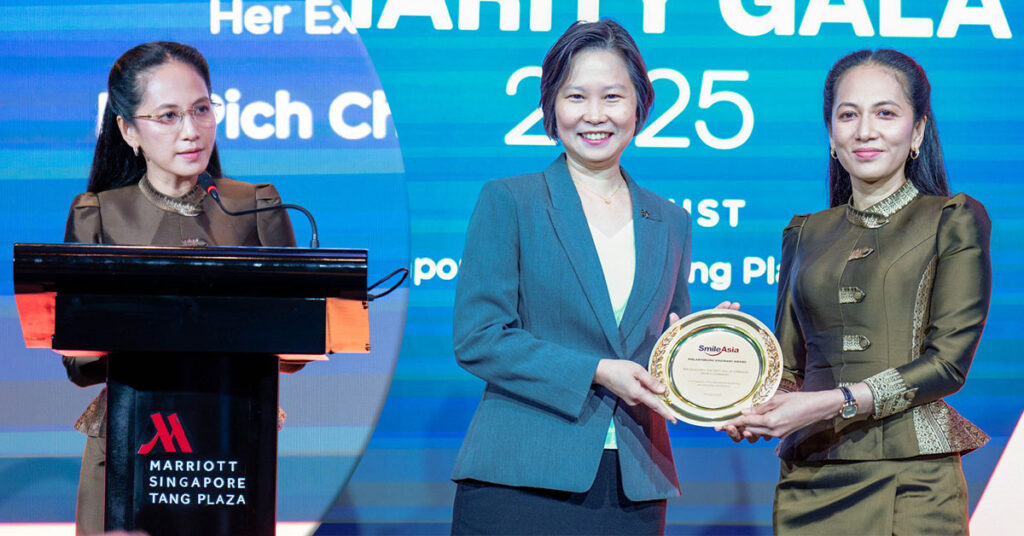 លោកជំទាវបណ្ឌិត ពេជ ចន្ទមុន្នី ស្ដ្រីទី ១ ដែលទទួលបានពានរង្វាន់ «Smile Asia Philanthropic Visionary Award» ពី “អង្គការ SMILE ASIA” ជាបុគ្គលឆ្នើមដែលបានចូលរួមចំណែកក្នុងការលើកកម្ពស់វិស័យសុខាភិបាល