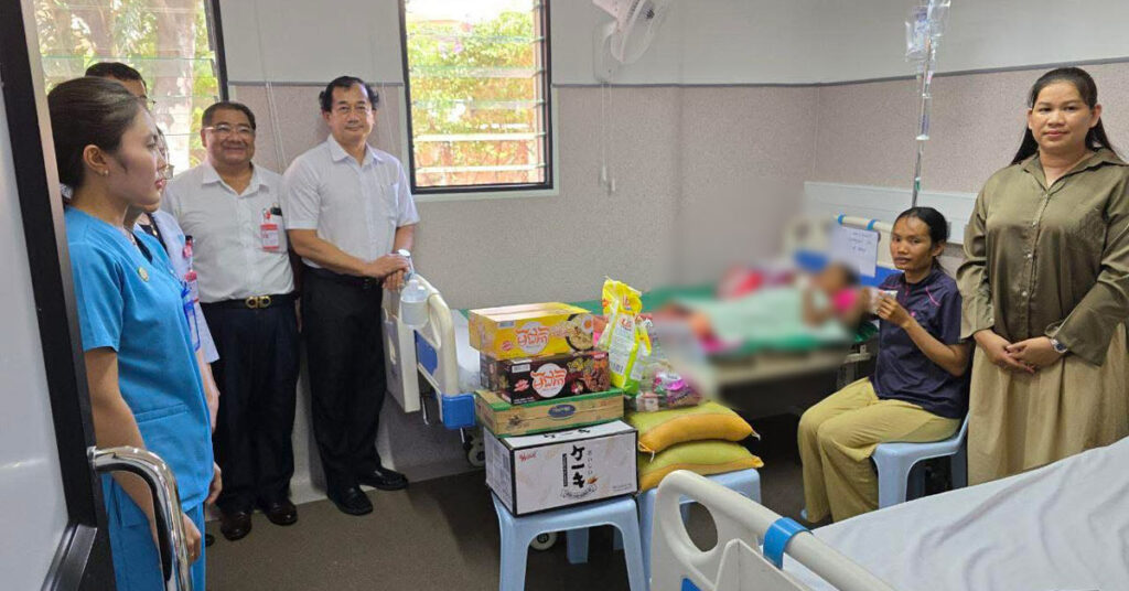 កុមារអាយុ ១០ឆ្នាំ ម្នាក់ កំពុងសម្រាកព្យាបាលនៅមន្ទីរពេទ្យជ័យវរ្ម័នទី៧ ក្រោយរងរបួសដោយអំបែងគ្រា-ប់ផ្លោងរបស់ទាហានថៃ បណ្ដាលឱ្យខ្ទេ-ចសាច់ និងបែកឆ្អឹងត្រគៀក