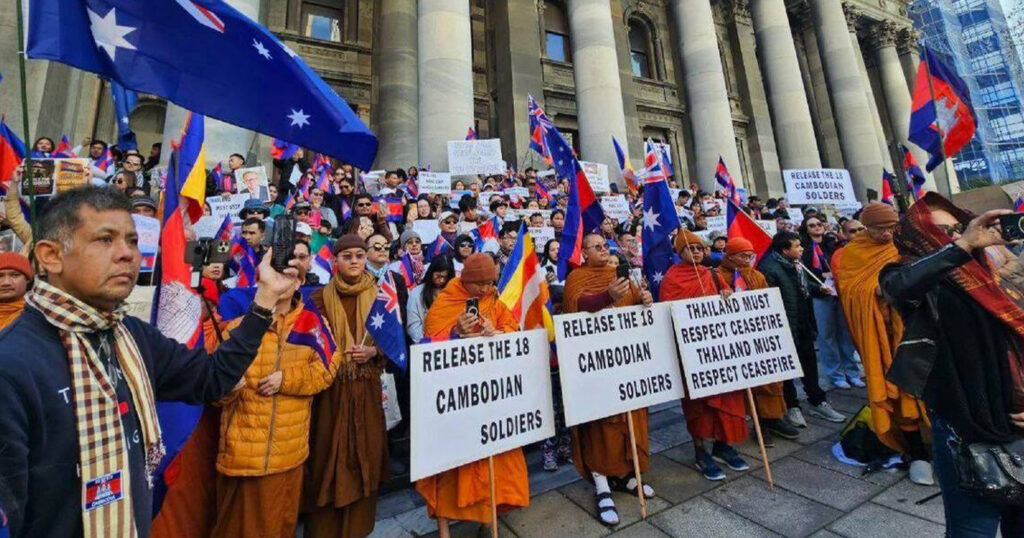 ព្រះសង្ឃ និងប្រជាពលរដ្ឋខ្មែរ ជាង ១ ០០០អង្គ/នាក់ នៅទីក្រុងអាឌឺឡែត រដ្ឋអូស្រ្តាលីខាងត្បូង ជួបជុំគ្នាស្នើសុំឱ្យសហគមន៍អន្តរជាតិអន្តរាគមន៍ឱ្យថៃគោរពបទឈប់បាញ់ និងដោះលែងកងទ័ពកម្ពុជាទាំង១៨នាក់