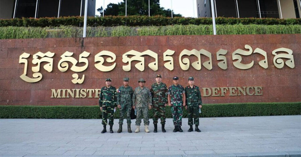 ក្រុមអ្នកសង្កេតការណ៍អន្តរកាល (IOT) ដែលមានតំណាងមកពីប្រទេសចំនួន៥ ចេញដំណើរ ឆ្ពោះទៅខេត្តព្រះវិហារ ដើម្បីសង្កេតការណ៍ ផ្ទៀងផ្ទាត់ និងរាយការណ៍ អំពីស្ថានភាពក្រោយបទឈប់បាញ់