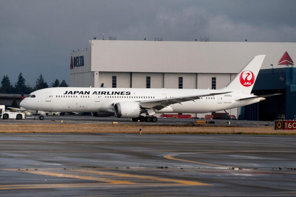 ក្រុមហ៊ុន Japan Airlines សម្រេចកាត់បន្ថយប្រាក់ខែនាយកប្រតិបត្តិ ៣៧រូប ក្រោយរកឃើញកណី អ្នកបើកយន្តហោះផឹកស្រាច្រើនលើសកម្រិត