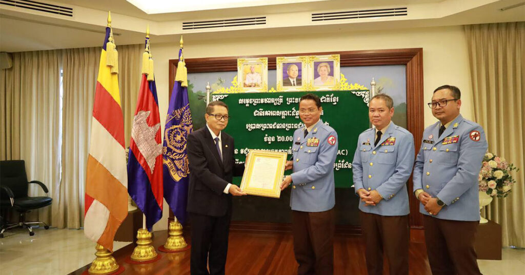 សម្តេចព្រះមហាក្សត្រី ព្រះវររាជមាតាជាតិខ្មែរ ព្រះអង្គសព្វព្រះរាជហឬទ័យប្រោសព្រះរាជទានព្រះរាជូបត្ថម្ភចំនួន ២ម៉ឺនដុល្លារ ដល់ស៊ីម៉ាក់