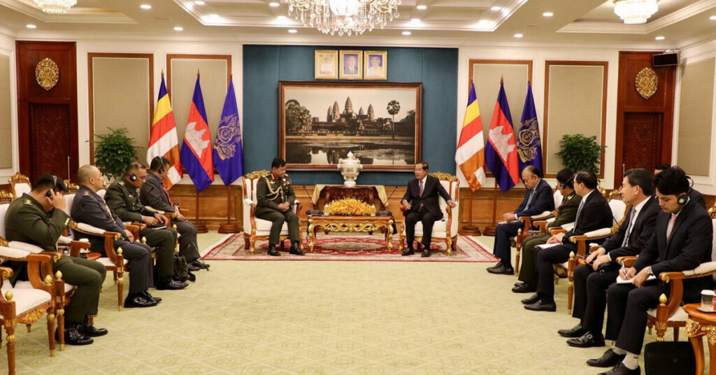 សម្តេចតេជោ ហ៊ុន សែន ពន្យល់ពីបញ្ហាជម្លោះព្រំដែនកម្ពុជា-ថៃ ជូន អគ្គមេបញ្ជាការកងទ័ពភូមិន្ទព្រុយណេ