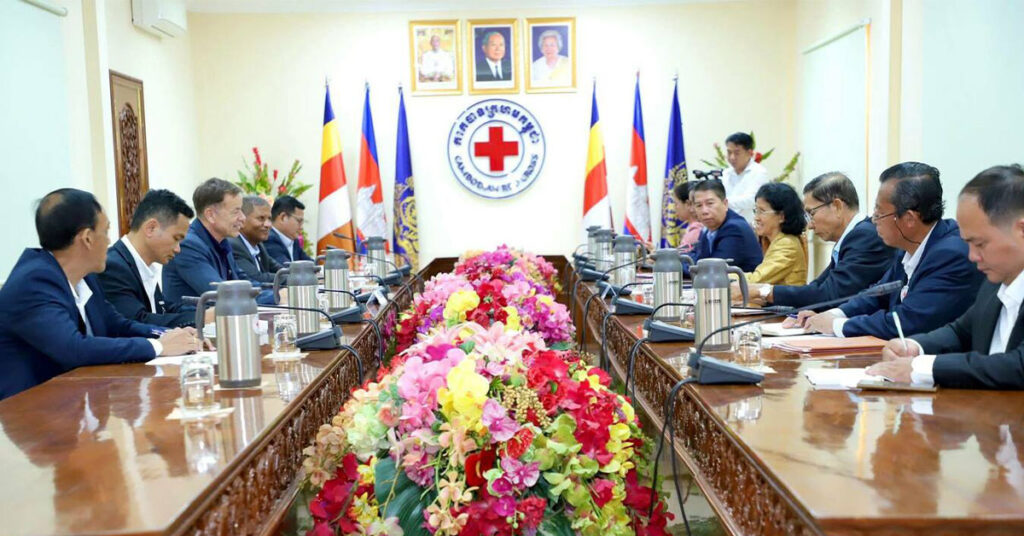 ក្រុមការងារនៃគណៈកម្មាធិការអន្តរជាតិកាកបាទក្រហម ចុះសួរសុខទុក្ខវីរយុទ្ធជនទាំង ១៨នាក់ និងបានប្រគល់សារដំណឹង ដែលកាកបាទក្រហម ទទួលបានពីក្រុមគ្រួសារ ប្រគល់ទៅកាន់វីរយុទ្ធជនទាំង ១៨នាក់