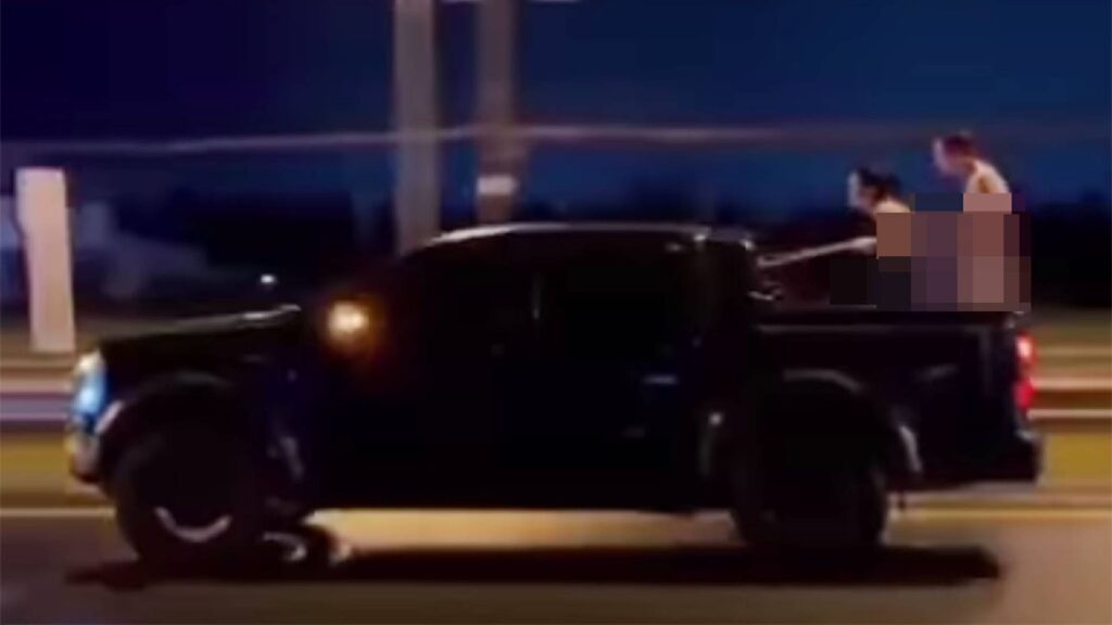 បុរសរុស្ស៊ីនិងស្រ្តីថៃ ដែលបានធ្វើសកម្មភាពមិនសមរម្យលើរថយន្ត ត្រូវប្រឈមនឹងការពិន័យជាប្រាក់ជាង​ ៦០០ដុល្លារ