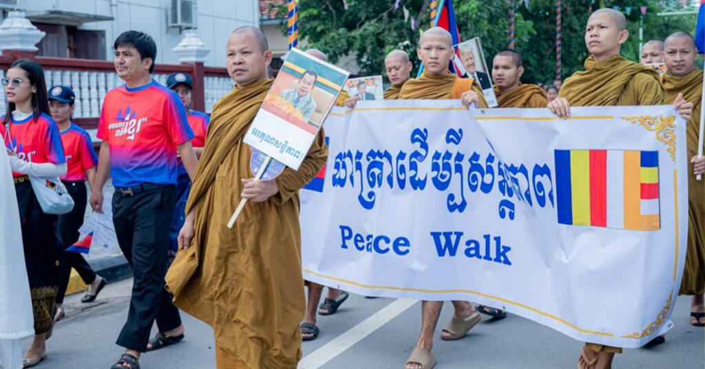 ថ្នាក់ដឹកនាំខេត្តតាកែវ ព្រះសង្ឈ សិស្សានុសិស្ស និងប្រជាពលរដ្ឋជាង ១ម៉ឺននាក់ ចូលរួមធម្មយាត្រាសន្តិភាព និងទាមទាឱ្យថៃដោះលែងទាហ៊ានកម្ពុជា ១៨នាក់