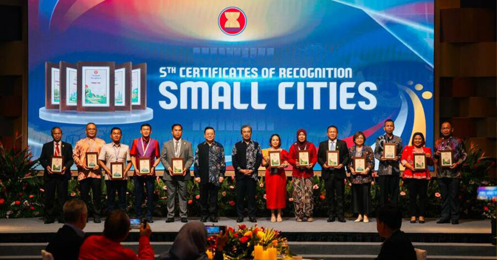 ទីក្រុងនិងស្រុករបស់កម្ពុជាចំនួន៥ ទទួលបានពានរង្វាន់ទីក្រុងនិរន្តរភាពបរិស្ថានអាស៊ាន និងវិញ្ញាបនបត្រទទួលស្គាល់ដីស្អាត ទឹកស្អាត និងខ្យល់ស្អាត