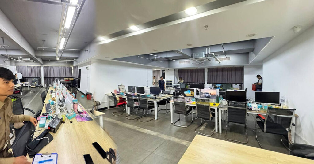 កម្លាំងសមត្ថកិច្ចចម្រុះខណ្ឌចំការមនដកហួតវត្ថុតាងមួយចំនួនធំ នៅអគារយៀកថៃ ពាក់ព័ន្ធបទល្មើសឆបោកតាមប្រព័ន្ធបច្ចេកវិទ្យា