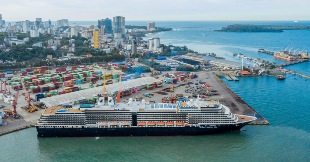 នាវាទេសចរណ៍ WESTERDAM របស់សញ្ជាតិ ហូឡង់ ដែលផ្ទុកភ្ញៀវទេសចរ និងនាវិកជាង ២០០០នាក់ បានចូលចតនៅកំពង់ផែស្វយ័តក្រុងខេត្តព្រះសីហនុ