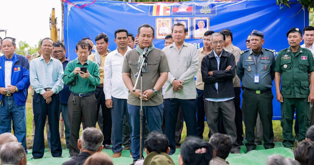 អភិបាលខេត្តកែប អញ្ជើញការដ្ឋានស្ថាបនាផ្លូវបេតុង ១ខ្សែ ស្ថិតនៅភូមិចំការចេក ឃុំពងទឹក ស្រុកដំណាក់ចង្អើរ