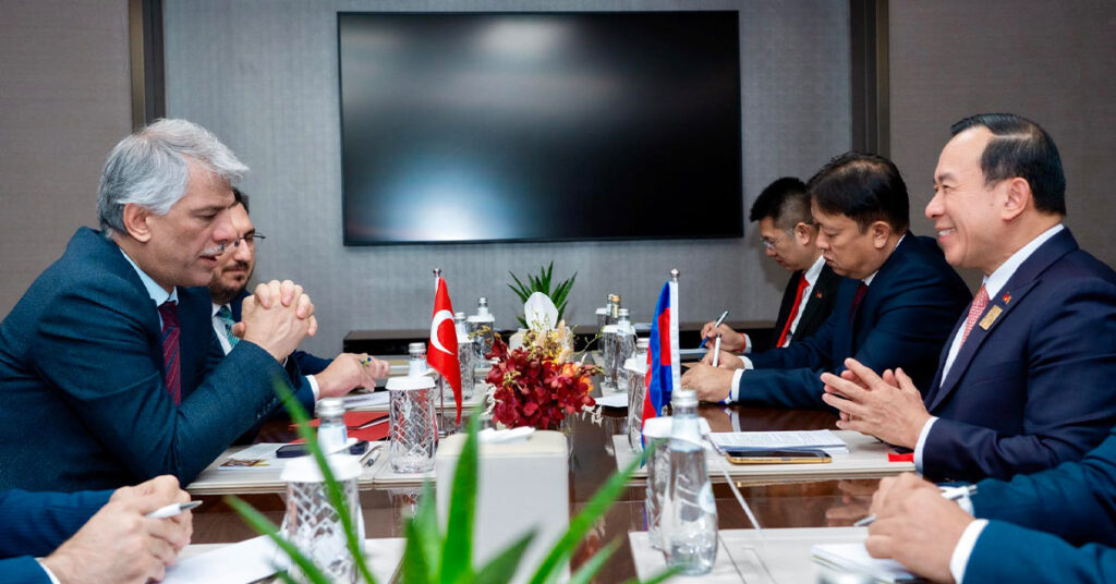 កម្ពុជា-តួកគីយ៉េ ប្តេជ្ញាអនុវត្តអនុស្សរណៈនៃការយោគយល់គ្នា ដើម្បីជំរុញកំណើនភ្ញៀវទេសចរ និងការវិនិយោគក្នុងវិស័យទេសចរណ៍រវាងប្រទេសទាំងពីរឱ្យកាន់តែមានសន្ទុះបន្ថែមទៀត