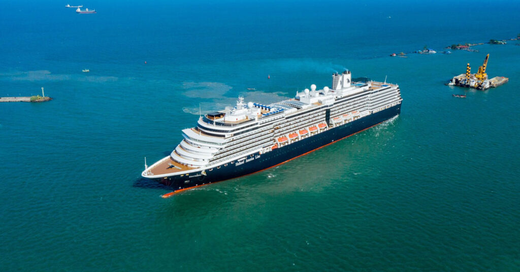 នាវាទេសចរណ៍ WESTERDAM ដែលមានភ្ញៀវទេសចរណ៍ជាង ១០០០នាក់ បានចូលចតនៅកំពង់ផែស្វយ័តក្រុងព្រះសីហនុ